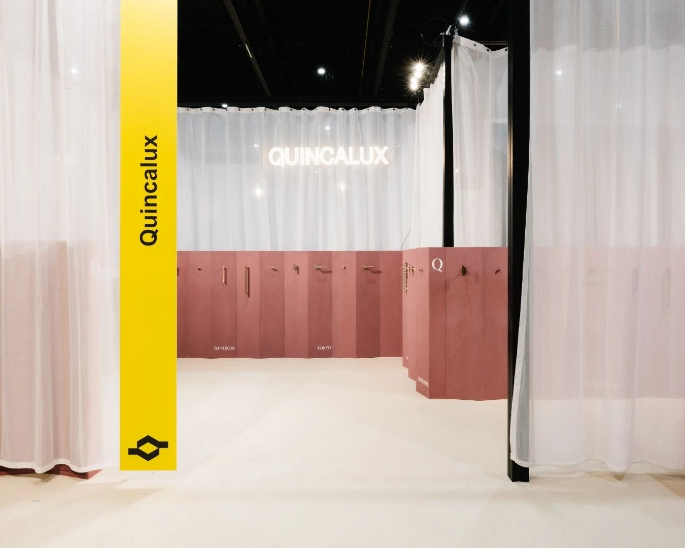 Beursstand van Quincalux op Design Nation 2026 met Tintology Essência in Terra Rosa