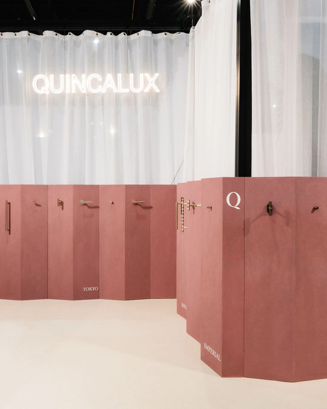 Beursstand van Quincalux met decoratieve wandafwerking van Tintology