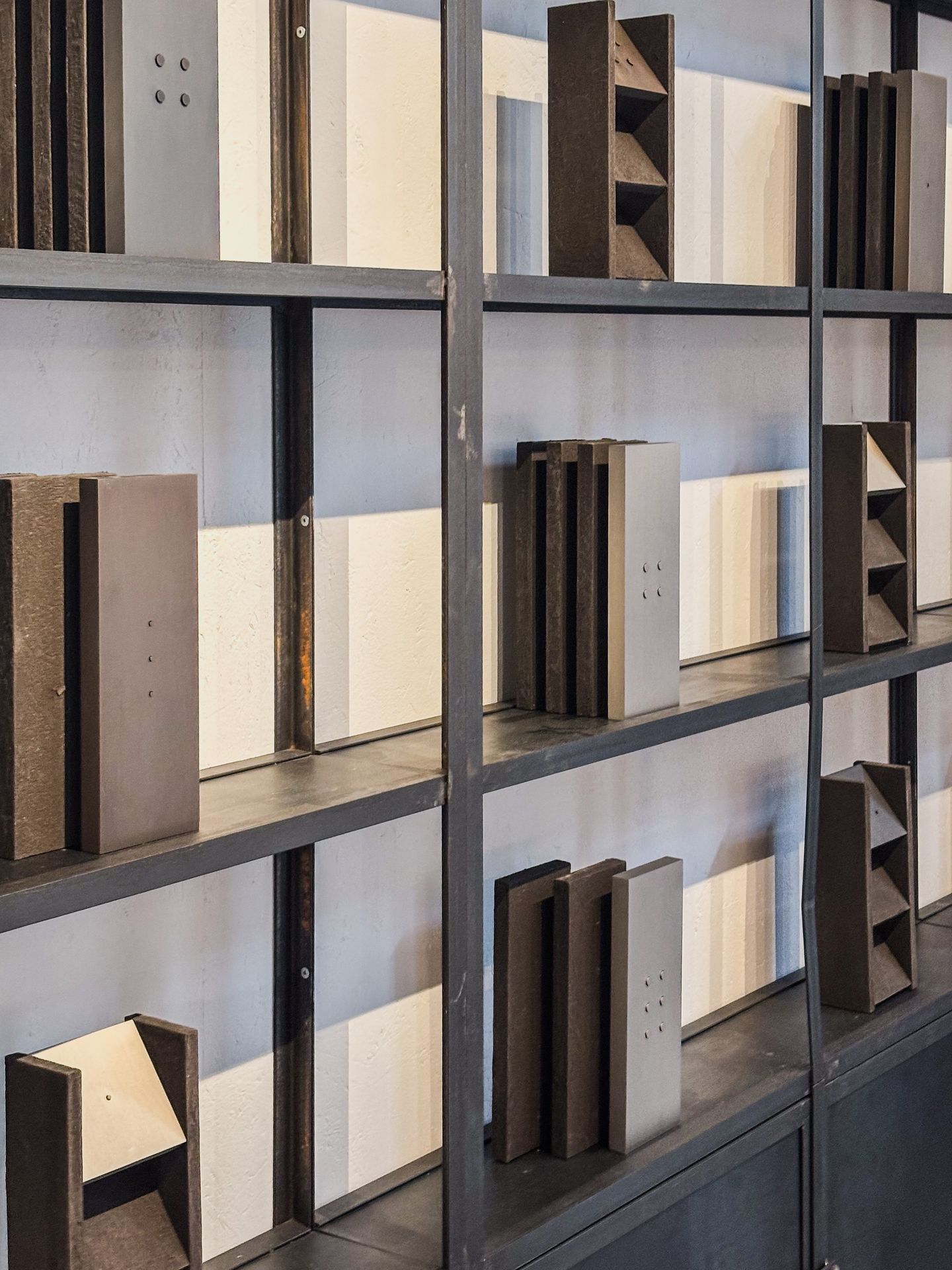 Architecturale objecten uit de Sumum-collectie, ontworpen door Norm Architects, gecombineerd met de texturen van Tintology.