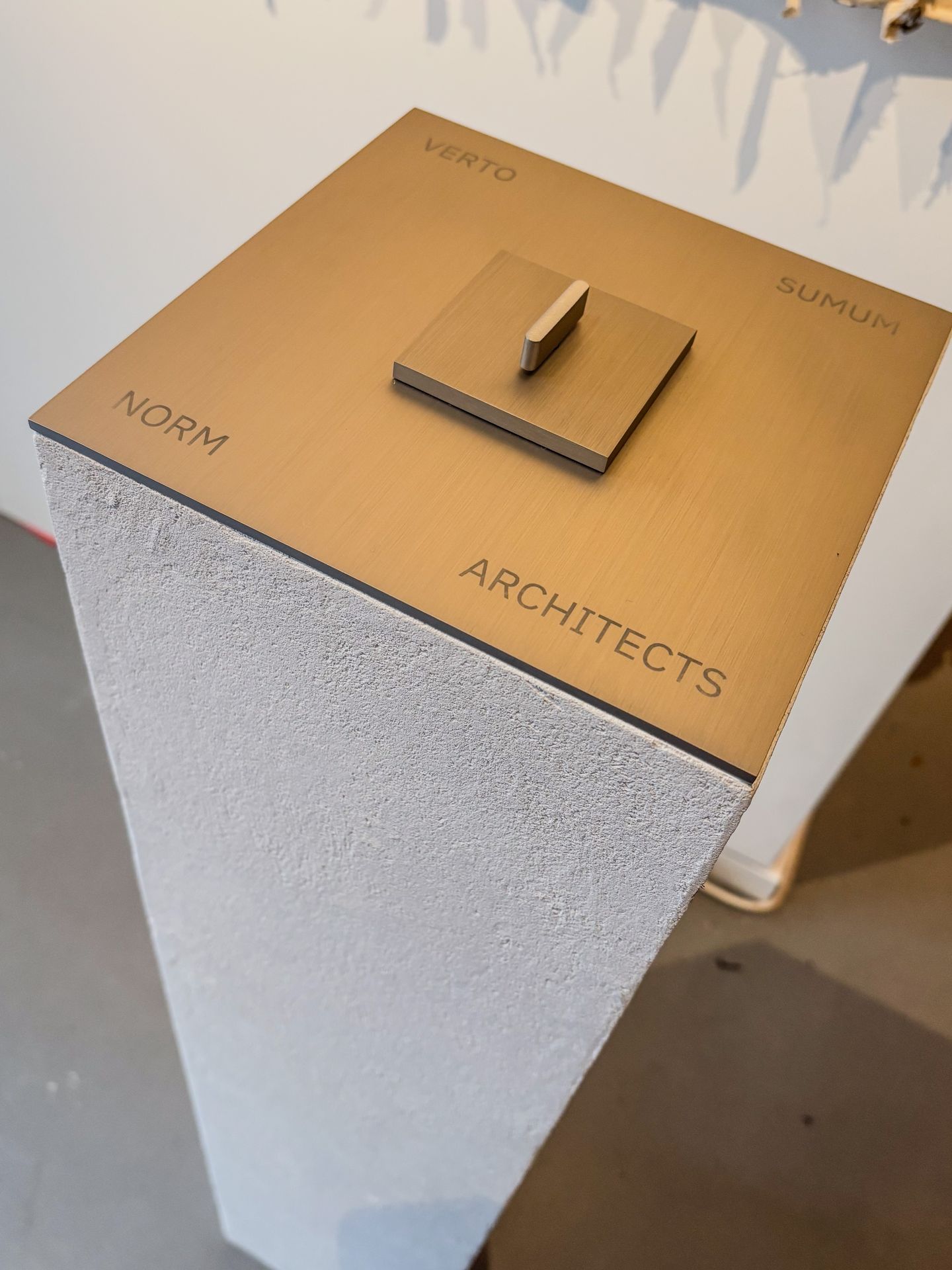 Sumum-designobject op een sokkel afgewerkt met Tintology Essência in Alento.