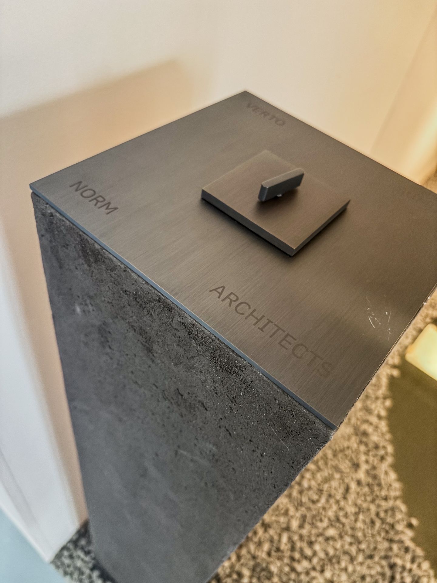 Sumum-designobject op een sokkel afgewerkt met Tintology Essência in Fumo.