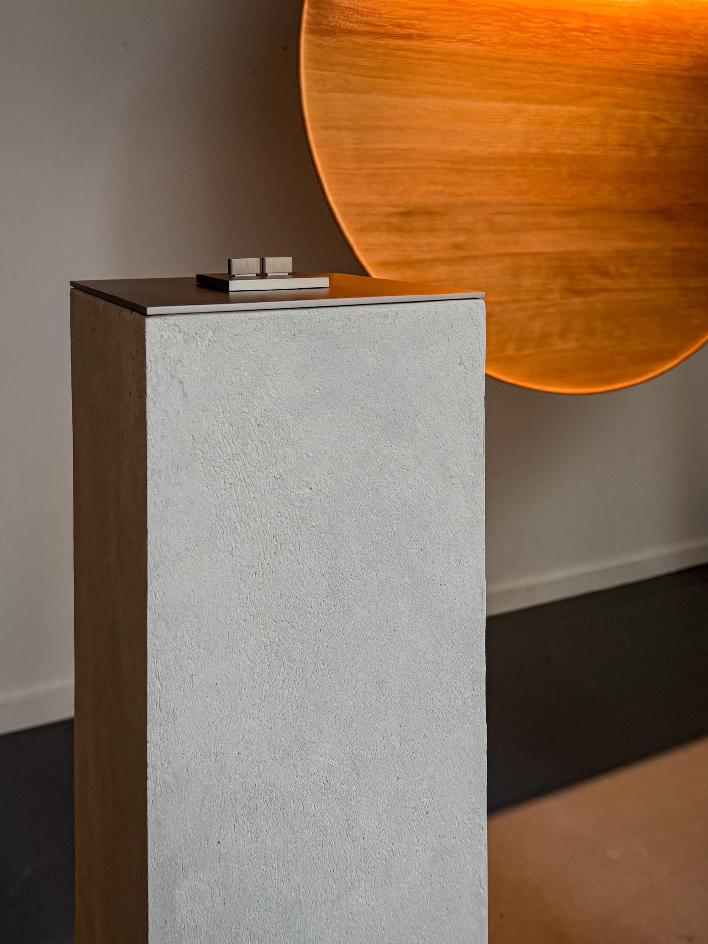 Sumum-designobject op een sokkel afgewerkt met Tintology Essência in Alento.