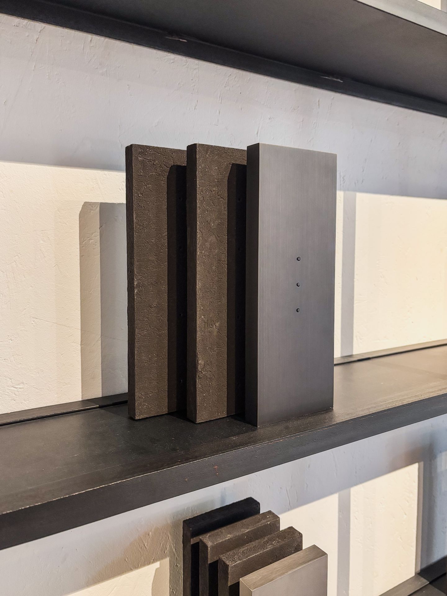Architecturale objecten uit de Sumum-collectie, ontworpen door Norm Architects, gecombineerd met de texturen van Tintology.