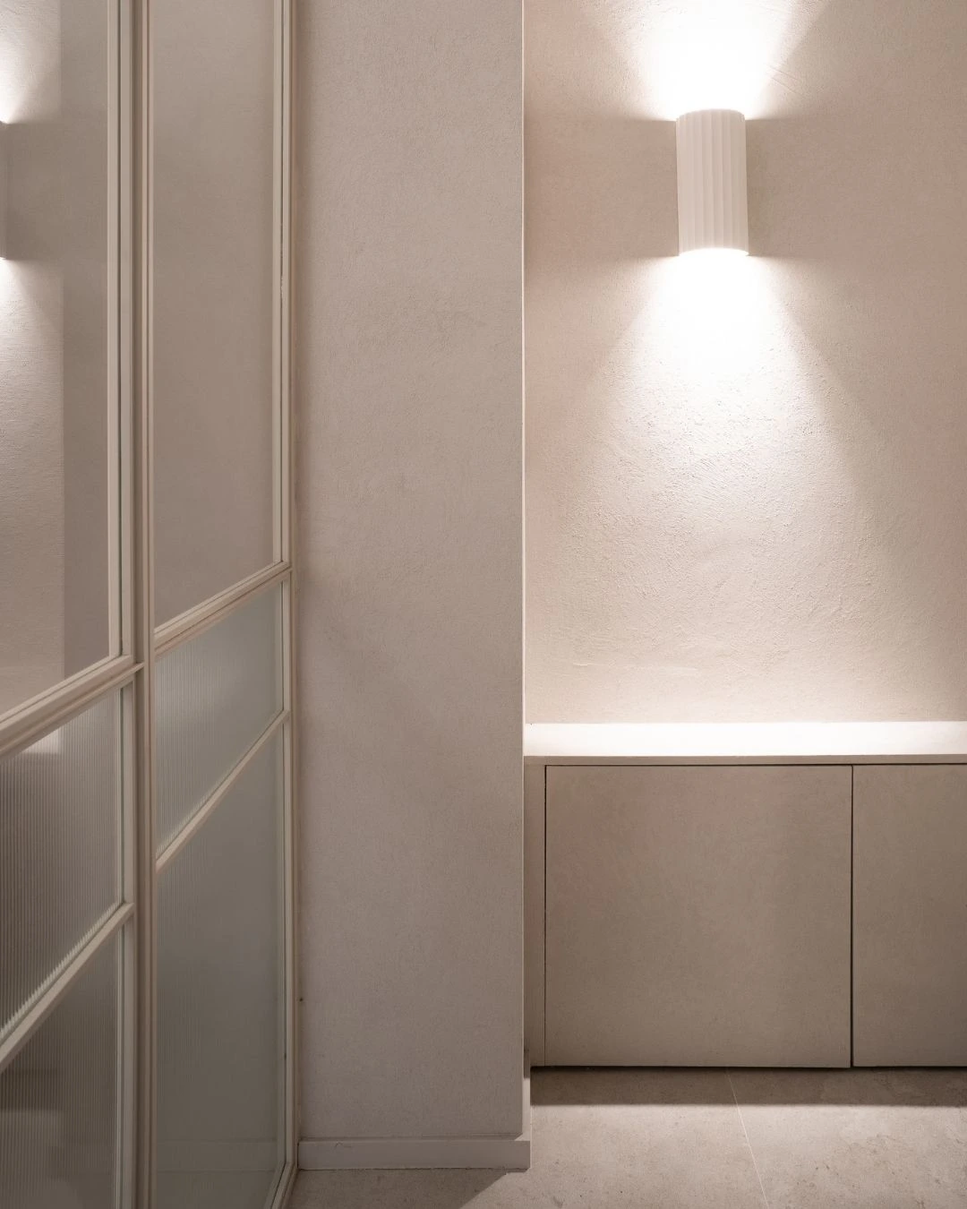 Interieur van 2Besure in Zedelgem met lichte decoratieve wandafwerking en glazen scheidingswand