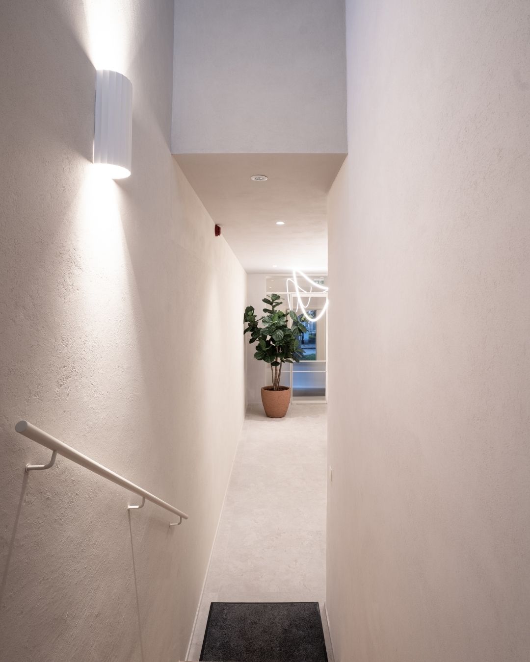 Wandafwerking in Essência Alento met architecturale verlichting en maatwerk bij 2Besure
